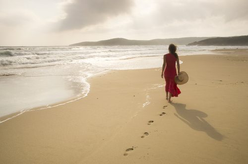walking on sand1 500x330 - اهمية المشي على الشاطئ دون حذاء