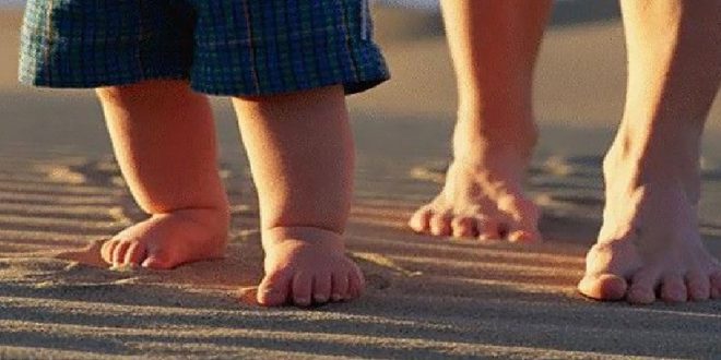 المشي على الرمل للأطفال 660x330 - اهمية المشي على الرمل للأطفال